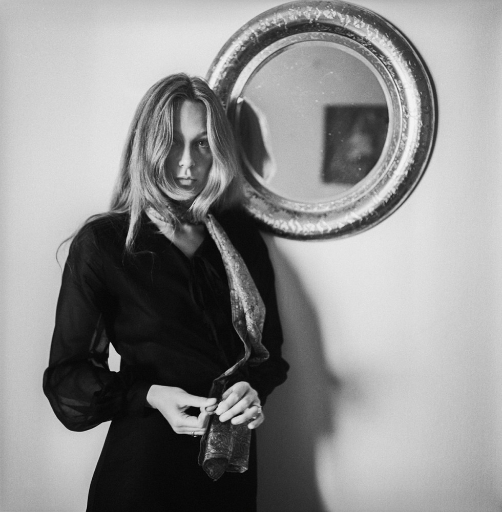 Aktorka Małgorzata Braunek w swoim mieszkaniu, 1970. Fot. Tadeusz Rolke/Agencja Gazeta class="wp-image-901446" 