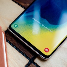 Czytnik linii papilarnych w ekranie to zły pomysł. Face ID jest lepsze