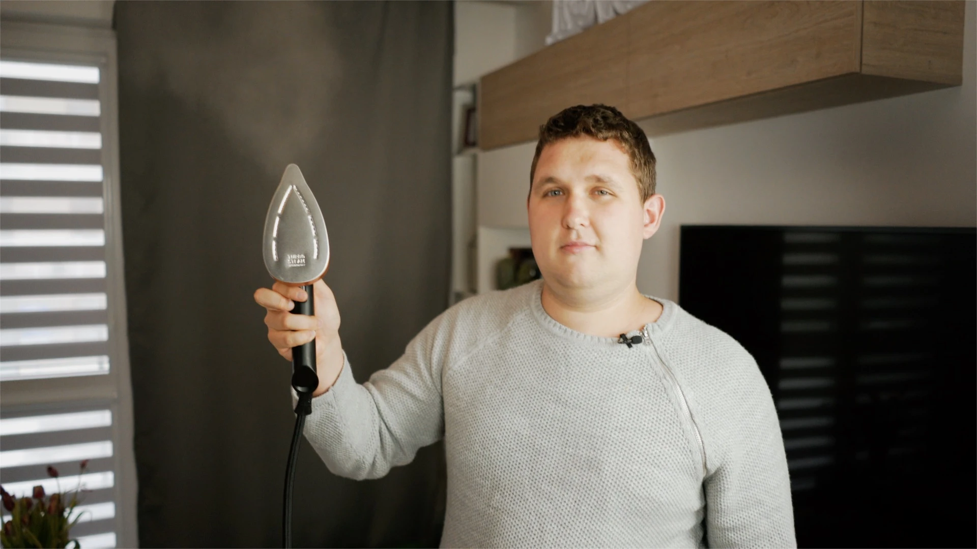 Jeżeli, tak jak ja, chodzicie w wygniecionych koszulach, zerknijcie na Tefal IXEO. Ten wielofunkcyjny sprzęt pokazuje zupełnie nowe podejście do prasowania. class="wp-image-913551" 