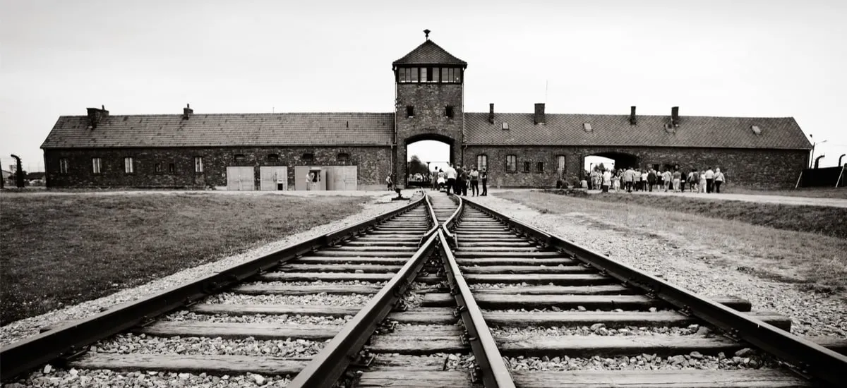 Zastanówcie się, zanim zrobicie zdjęcie. Przejmujący apel z Auschwitz