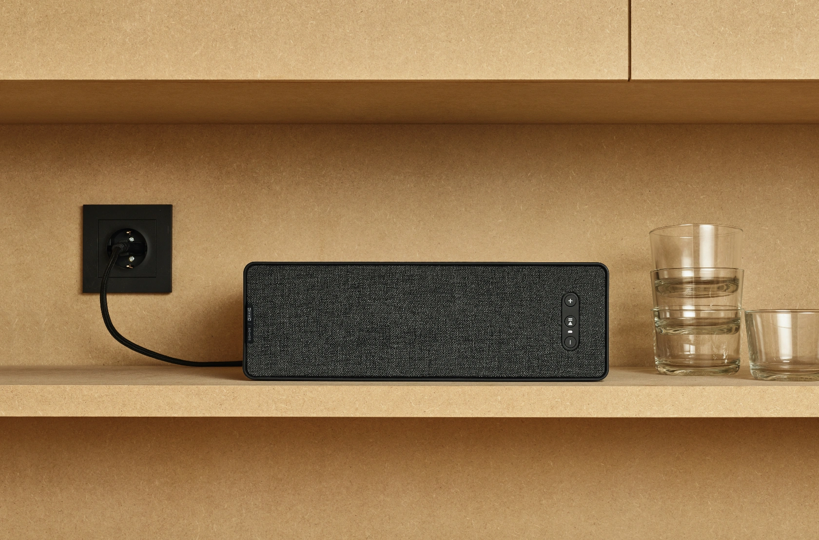Ikea i Sonos prezentują dwa nowe głośniki. Jeden może być półką, drugi jest… lampą