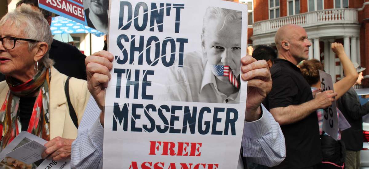 Kim jest Julian Assange? Niezwykła historia komputerowego aktywisty