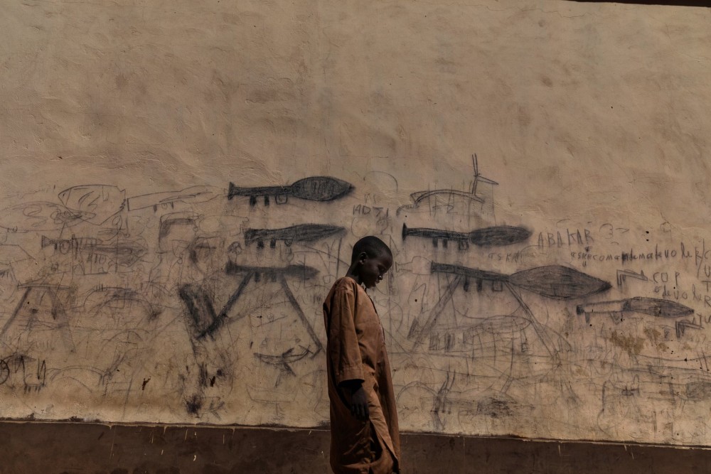 Fot. Marco Gualazzini/Contrasto. I miejsce w kat. Środowisko, historia. Kryzys nad Czadem. Sieroty, nazywane Almajiri, to uchodźcy, głównie z Nigerii. Uczą się w szkole muzułmańskiej, żebrzą, znają tylko przemoc.  