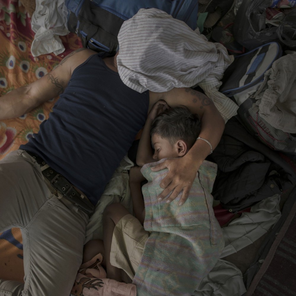 Fot. Pieter Ten Hoopen, Agence Vu/Civilian Act, &quot;The Migrant Caravan &quot;, Fotoreportaż Roku. Imigranci z Ameryki Środkowej zmierzający karawanami w kierunku USA. San Pedro Sula, Honduras, 12 października 2018 roku. 