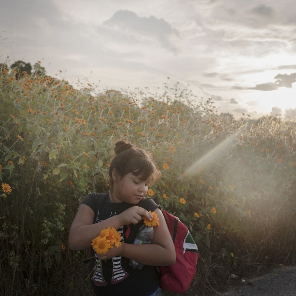 Fot. Pieter Ten Hoopen, Agence Vu/Civilian Act, &quot;The Migrant Caravan &quot;, Fotoreportaż Roku. Imigranci z Ameryki Środkowej zmierzający karawanami w kierunku USA. San Pedro Sula, Honduras, 12 października 2018 roku. 