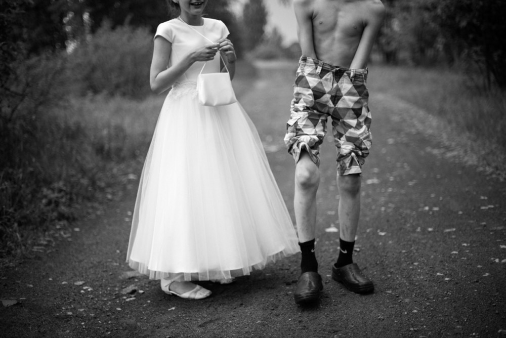 Fotoreportaż - I miejsce w kategorii ŻYCIE CODZIENNE. Fot. Justyna Janus, Wpowiecie.pl Aleksandria, powiat częstochowski. Jestem mamą Jasia i Amelki. Na co dzień moje dzieci nie używają powszechnie stosowanej elektroniki dziecięcej. Ich życie jest „nudne”: pełne książek, szalonych pomysłów i marzeń. Gdy parę razy usłyszałam: „Mamo, nudzi mi się!” – moja reakcja była zawsze taka sama: „Inteligentne dzieci się nie nudzą”. Któregoś dnia syn powiedział mi, że inne dzieci mają normalnych rodziców. Co oznacza, że telefony i komputer są stałym elementem ich życia. Codzienność moich dzieci potrafi być zaskakująca. Czasem zastanawiam się, czy nie robię im krzywdy, odbierając im ten wirtualny świat. Lecz mam nadzieję, że masa wolnego czasu, który dostają w zamian, zostanie kiedyś doceniona. 2015-2019.  class="wp-image-939365" 