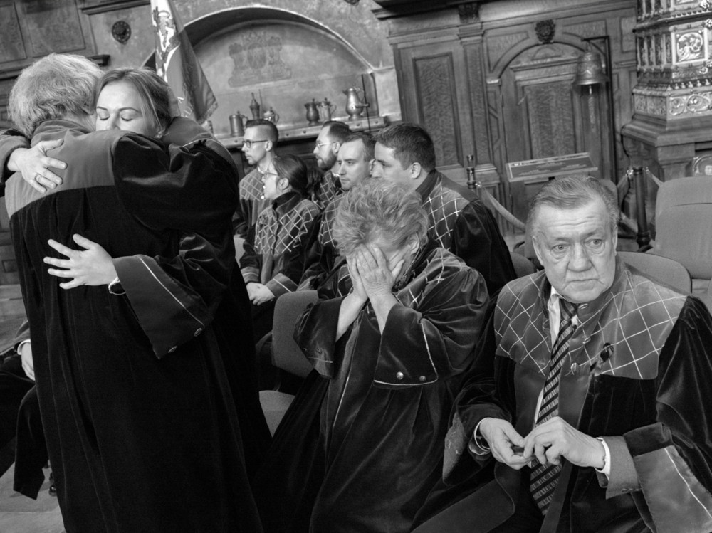 Zdjęcie pojedyncze - I miejsce w kategorii LUDZIE. Fot. Adam Lach, Napo Images dla „Newsweek Polska” Gdańsk. 13 stycznia 2019 roku podczas finału Wielkiej Orkiestry Świątecznej Pomocy został zamordowany prezydent Gdańska Paweł Adamowicz. Przez kilka kolejnych dni Polaków ogarnęły ogromne przygnębienie, zagubienie i żałoba. Na zdjęciu: radni Gdańska po śmierci prezydenta. 17 stycznia 2019. class="wp-image-939377" 