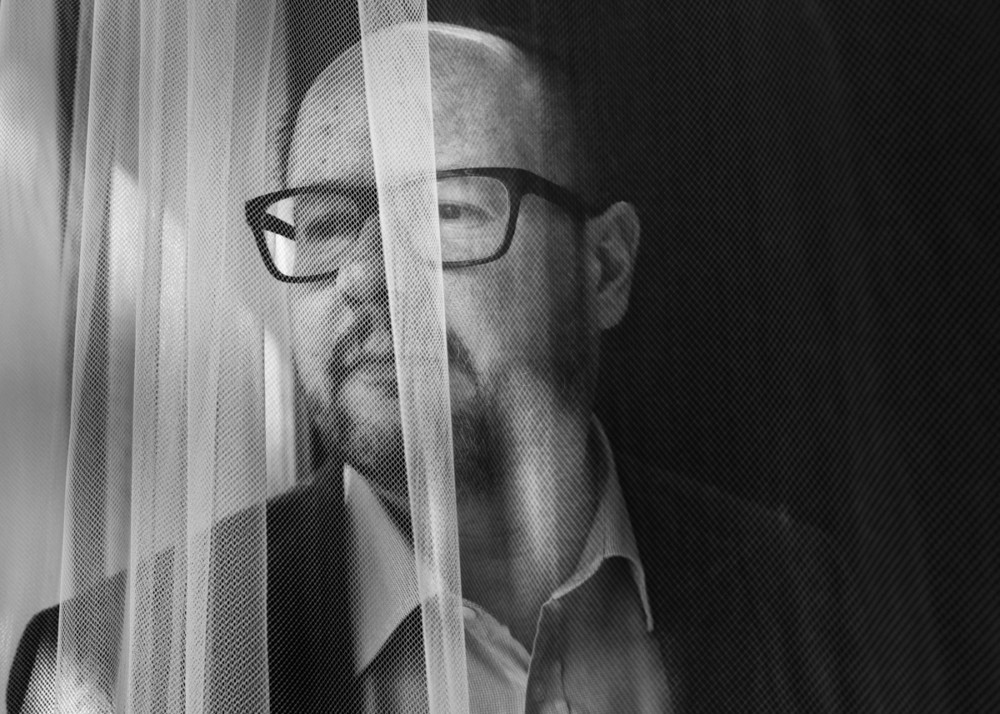Zdjęcie pojedyncze - III miejsce w kategorii PORTRET. Fot. Maciek Nabrdalik, VII Photo dla „The New York Times” Gdańsk. Paweł Adamowicz w swoim gabinecie. Był prezydentem Gdańska nieprzerwanie od 1998 do 2019 roku. Zmarł 14 stycznia 2019 roku w wyniku ran zadanych mu przez zamachowca podczas finału Wielkiej Orkiestry Świątecznej Pomocy. 30 kwietnia 2018.  class="wp-image-939386" 
