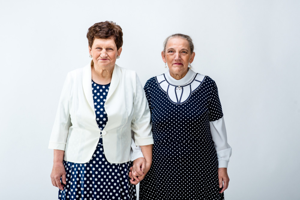 Zdjęcie pojedyncze - I miejsce w kategorii PORTRE. Fot. Waldemar Stube Gniezno. Zofia i Aniela to siostry, które w latach 50. jako małe dzieci z niepełnosprawnością intelektualną trafiły do Domu Opieki Sióstr Elżbietanek w Łopiennie i mieszkają tam do dzisiaj. Całe życie razem. 12 grudnia 2018. class="wp-image-939392" 