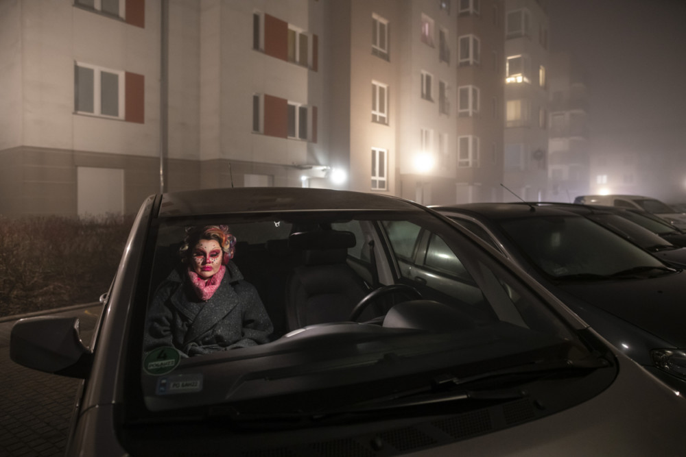 Zdjęcie pojedyncze - II miejsce w kategorii PORTRET. Fot. Mariusz Forecki, Kulturaupodstaw.pl Poznań. Małgorzata Maciaszek określa siebie jako performerkę. Występuje od kilku lat jako Lola Eyeonyou Potocki w roli drag queen, zarezerwowanej wcześniej dla mężczyzn. Zdjęcie pochodzi z reportażu realizowanego podczas przygotowań Loli do występu w poznańskim klubie Punto Punto oraz na kilku imprezach „Twój drag brzmi znajomo”. 15 lutego 2019 class="wp-image-939410" 