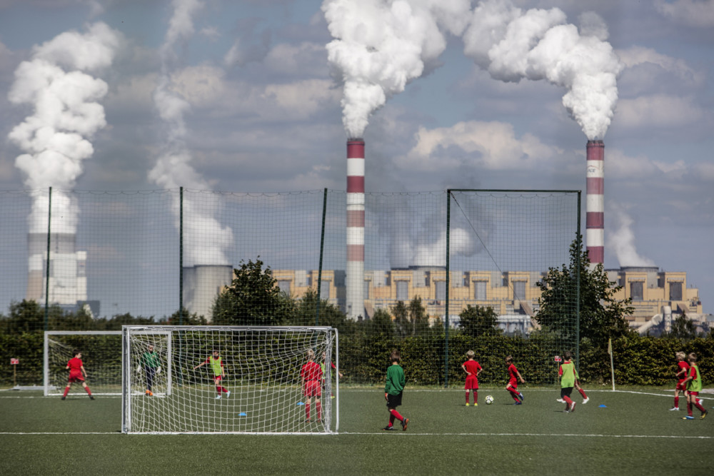 Zdjęcie pojedyncze - II miejsce w kategorii ŚRODOWISKO. Fot. Michał Dyjuk, dla Grupy Wirtualna Polska Kleszczów. Młodzi piłkarze podczas treningu w kompleksie rekreacyjnym Solpark w Kleszczowie. Ta niewielka gmina jest najbogatsza w Polsce ze względu na znajdujące się na jej terenie kopalnię odkrywkową węgla brunatnego i elektrownię KWB Bełchatów. KWB Bełchatów została uznana przez Europejską Agencję Środowiska za najbardziej zanieczyszczający powietrze i wodę obiekt w Europie. 27 sierpnia 2018 class="wp-image-939422" 