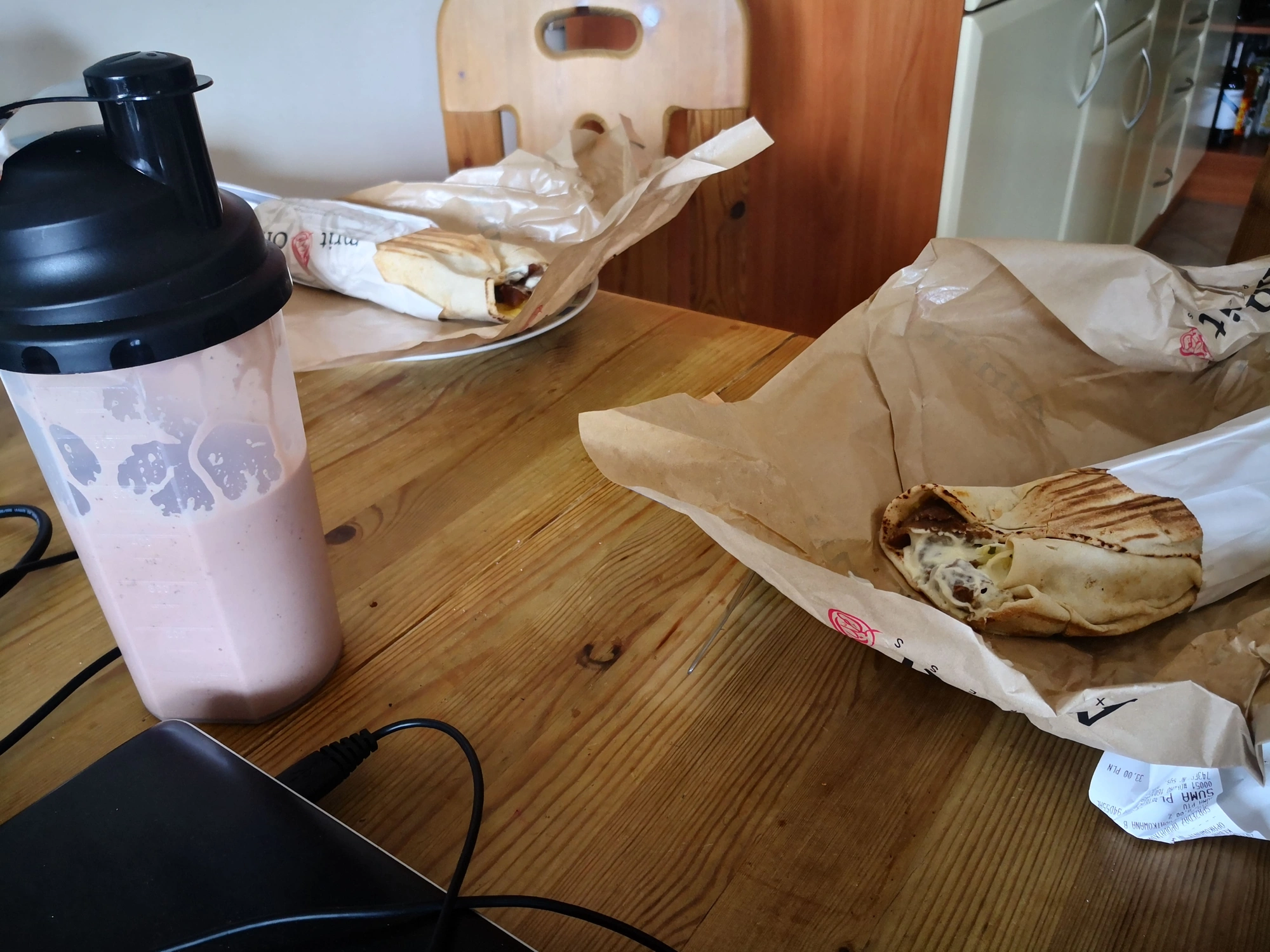 HUEL: Wizyta u kolegi. Wraz z dziewczyną jedzą obiad. Ja obiad piję. class="wp-image-944996"