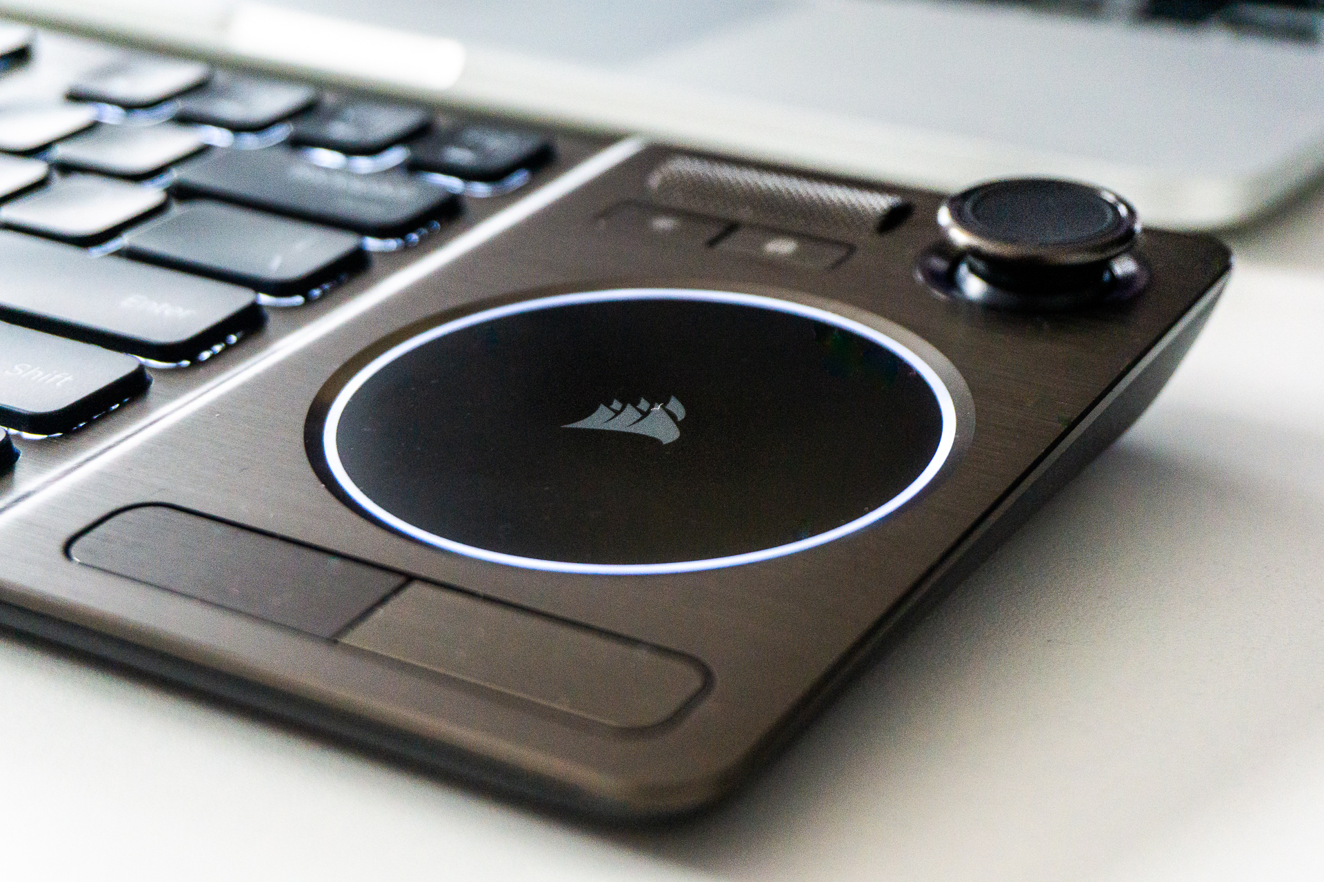 Recenzja Corsair K83 Wireless - salonowa klawiatura kanapowa