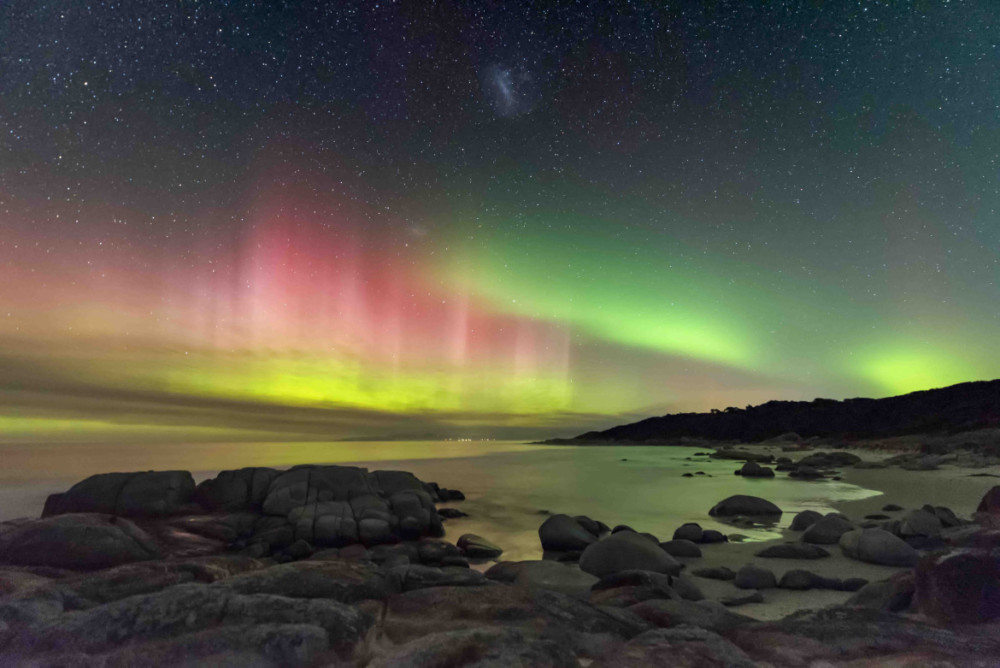 Fot. James Stone, Aurora Australis z plaży Beerbarrel  class="wp-image-958640" 