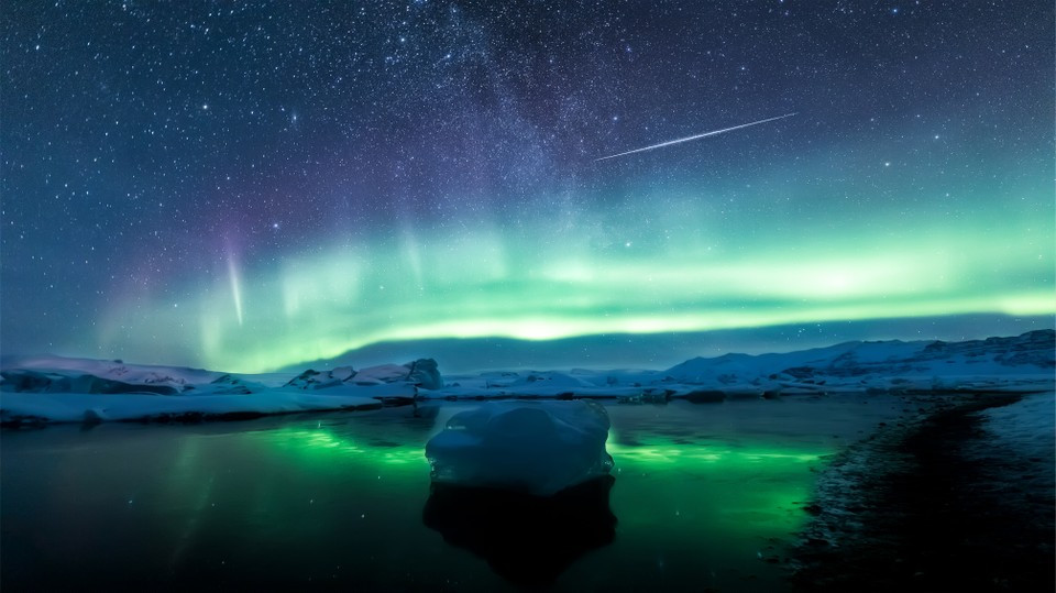 Fot. Angel Yu, &quot;Reflections of aurorae and meteors&quot; class="wp-image-958664" 