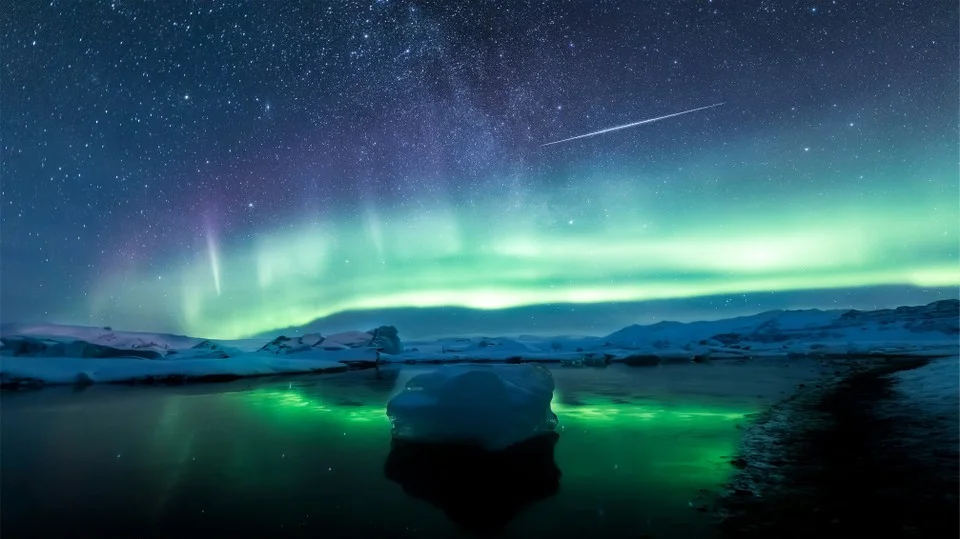 Fot. Angel Yu, "Reflections of aurorae and meteors" class="wp-image-958664"