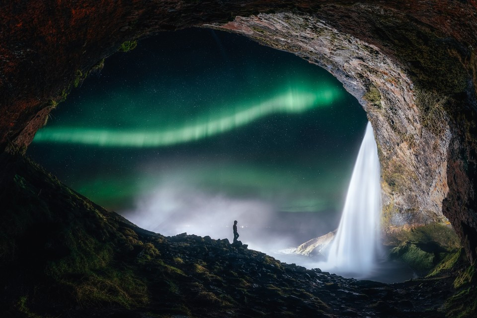 Fot. Sutie Yang, &quot;Aurora outside the tiny cave&quot; class="wp-image-958685" 