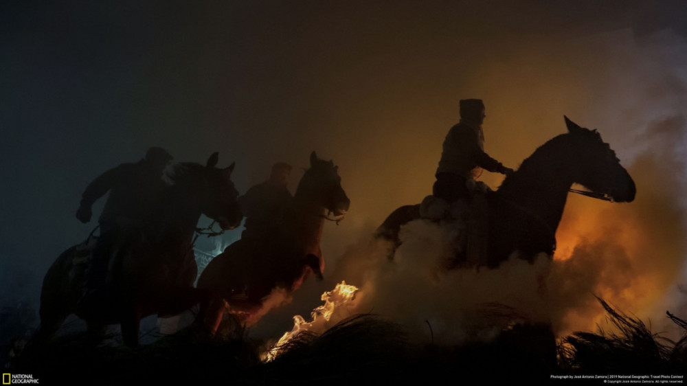 Fot. José Antonio Zamora, &quot;HORSES&quot; - III miejsce w kategorii &quot;Ludzie&quot;. Każdego roku w święto św. Antoniego obchodzi się w Hiszpanii ceremonię oczyszczenia zwierząt, zwaną Las Luminarias. W prowincji Avila konie i jeźdźcy przeskakują ogniska podczas rytuału, który trwa od XVIII wieku.  class="wp-image-956696" 