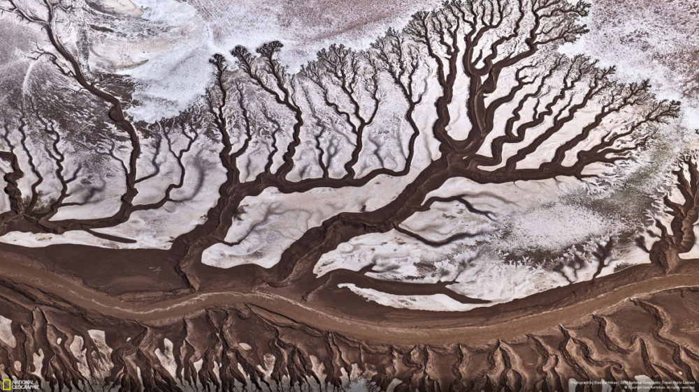 Fot. Stas Bartnikas, &quot;COLORADO RIVER&quot; - nagroda publiczności w kategorii &quot;Nature&quot;. Rzeka Kolorado jest bardzo płytka ze względu na aktywne wycofywanie z niej wody do celów rolniczych. Kiedy rzeka spotyka się z oceanem w Meksyku, jest prawie sucha. To zdjęcie lotnicze zostało zrobione z samolotu Cessna. class="wp-image-956687" 