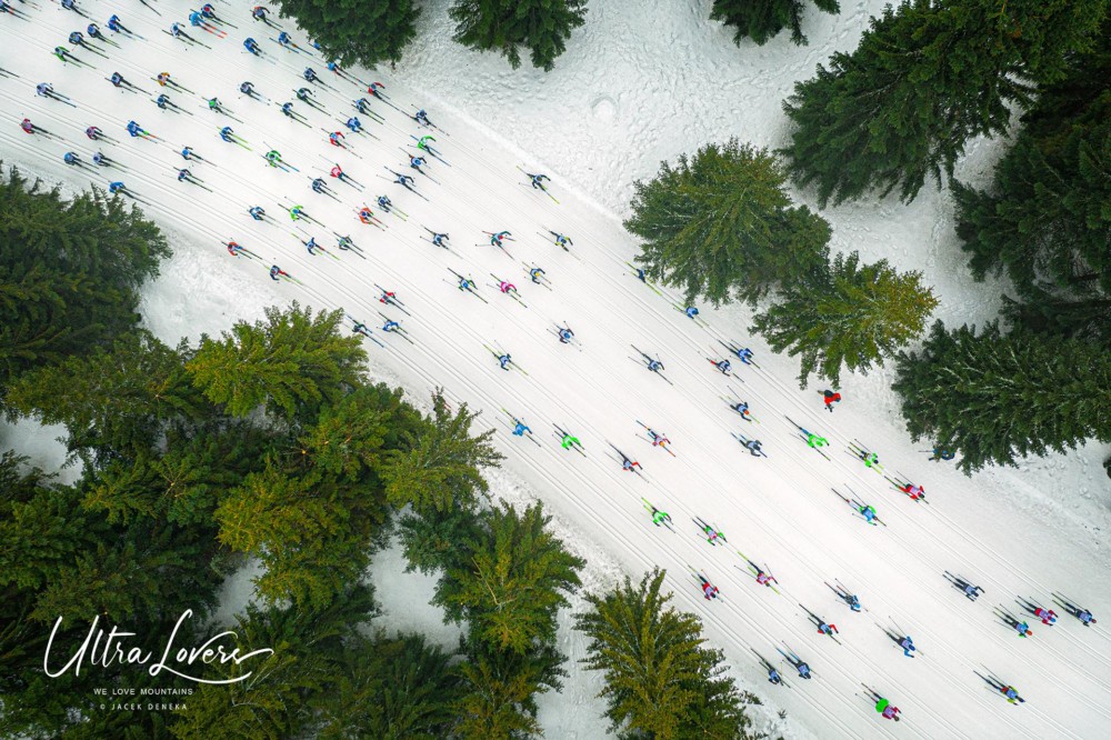 Fot. Jacek Deneka, „A Shoal of Colorful Fish&quot;, Drone Awards 2019 Photo of the Year class="wp-image-970456" 