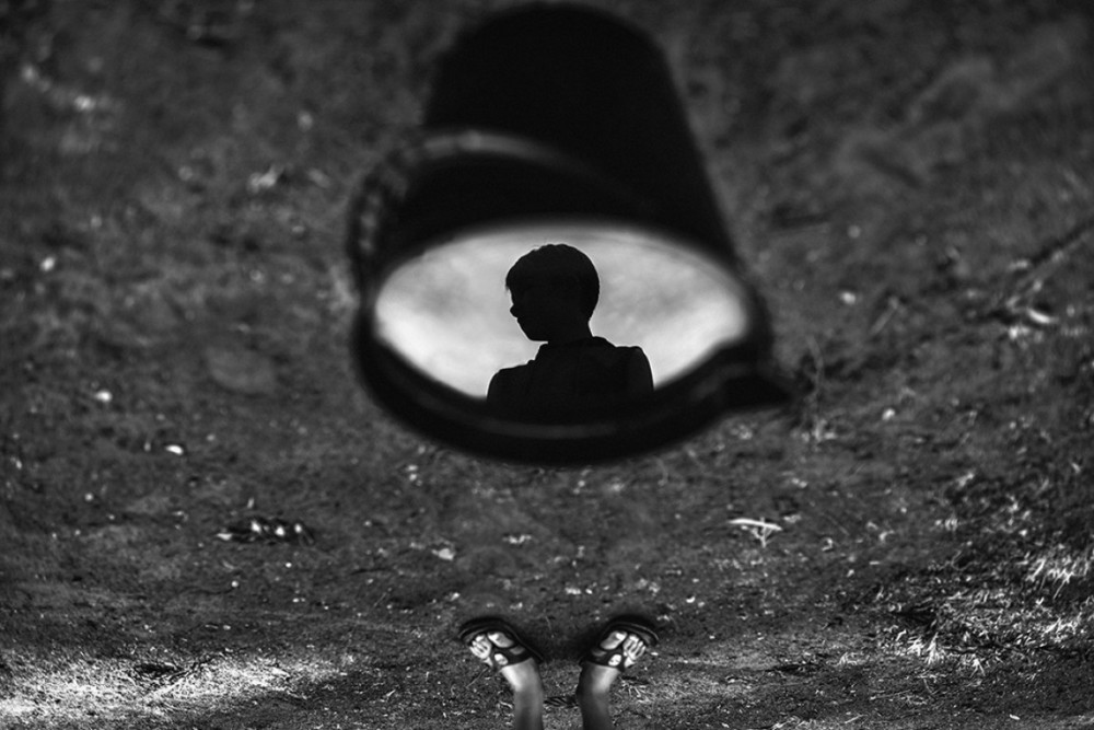 Fot. Tracy Botica, &quot;Boy and Bucket&quot;, 3. miejsce w kategorii Lifestyle class="wp-image-983425" 