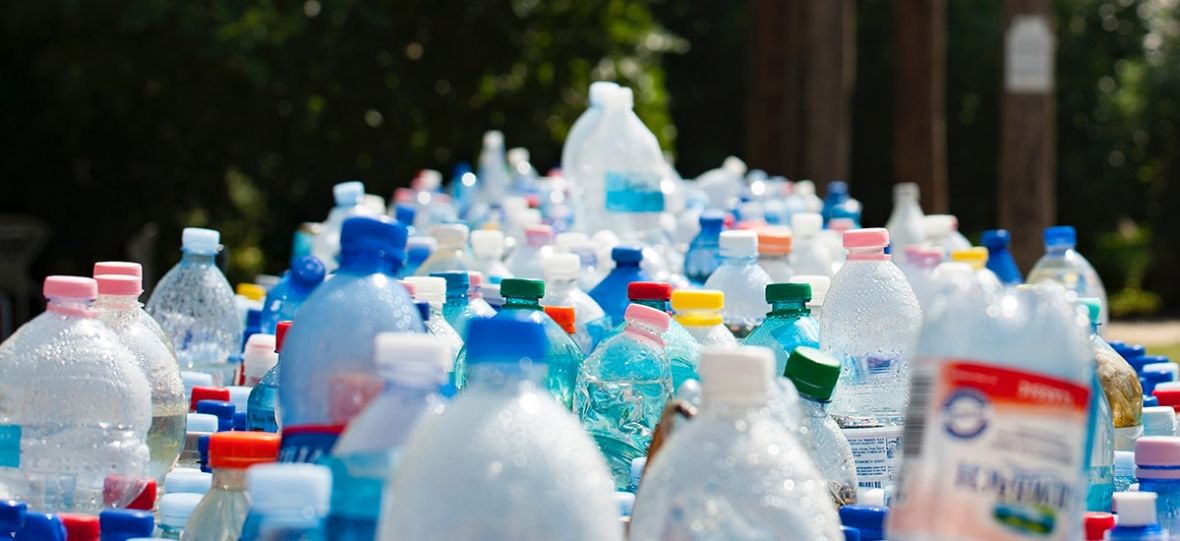 jak usunąć plastik z wody? 