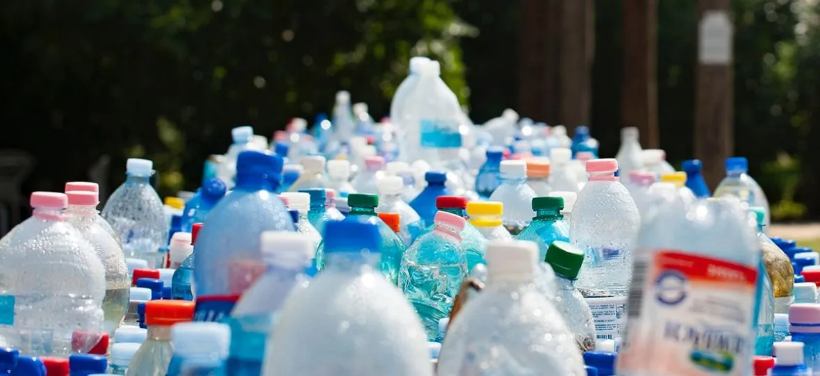 jak usunąć plastik z wody?