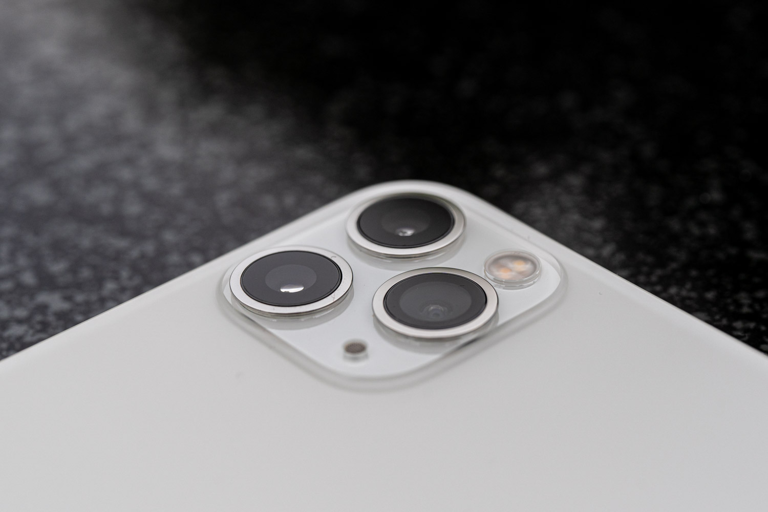 iPhone 11 Pro class="wp-image-1009434" 