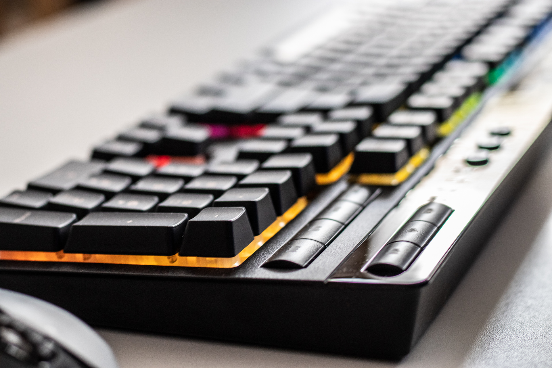 Korsarzu, nie płyń tędy. Corsair RGB K57 Wireless to bezprzewodowa klawiatura membranowa – recenzja