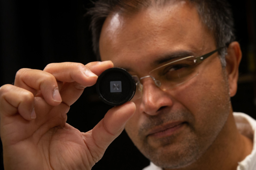 Rajesh Menon i supercienki obiektyw fot. Dan Hixson / University of Utah College of Engineering class="wp-image-1017752" 