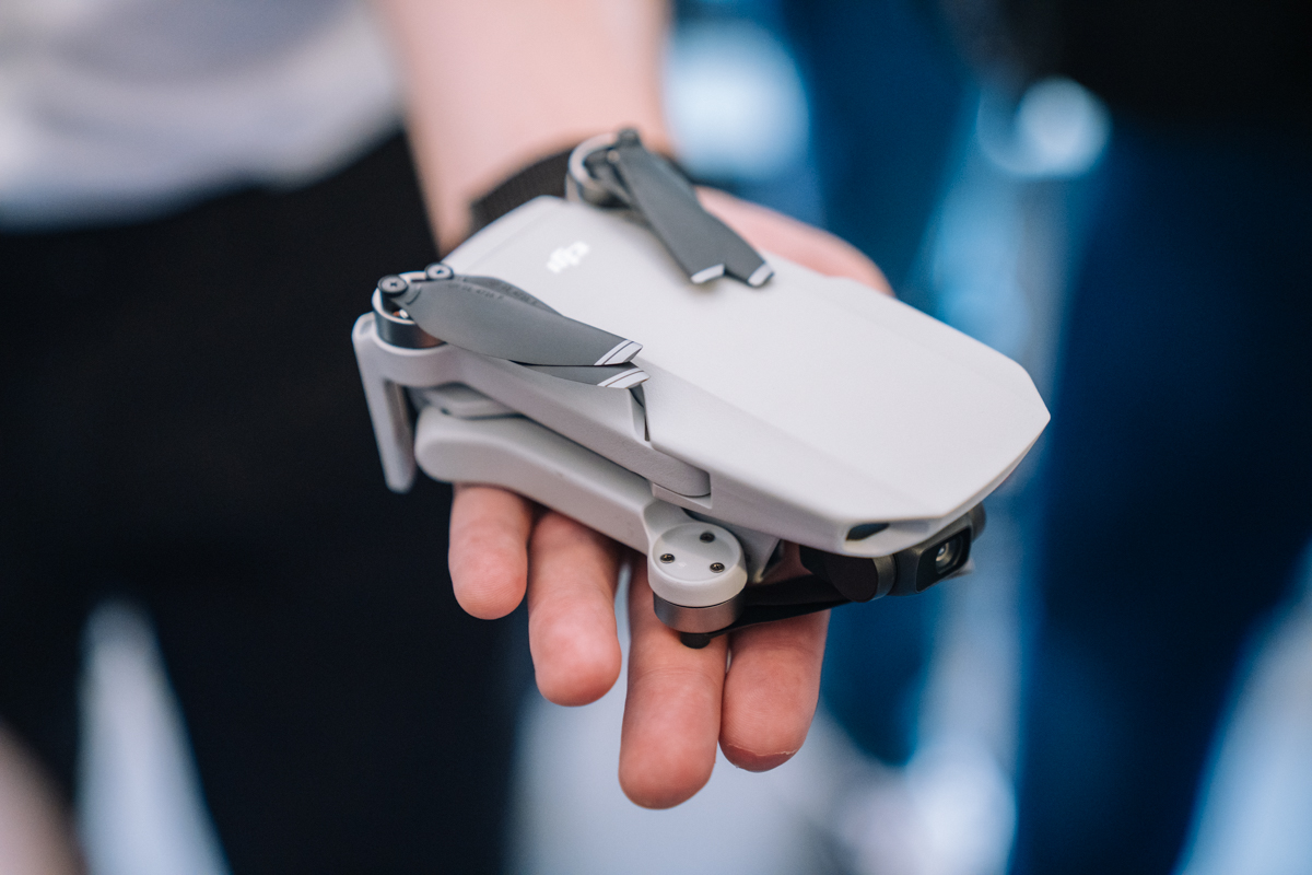 DJI Mavic Mini złożony mieści się na otwartej dłoni class="wp-image-1029604"