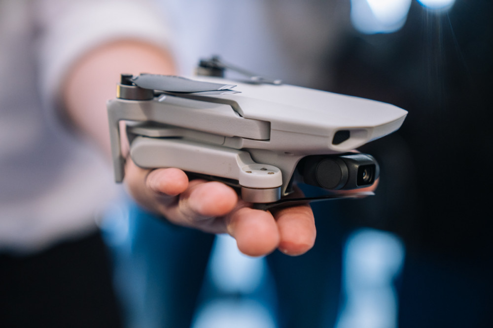 DJI Mavic Mini złożony mieści się na otwartej dłoni class="wp-image-1029607" 