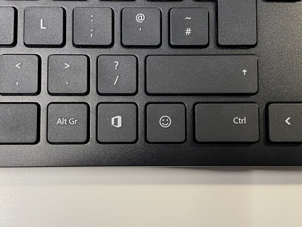 Nowa klawiatura Microsoftu z przyciskiem emoji - fot. Zac Bowden (@zacbowden) class="wp-image-1018511" 