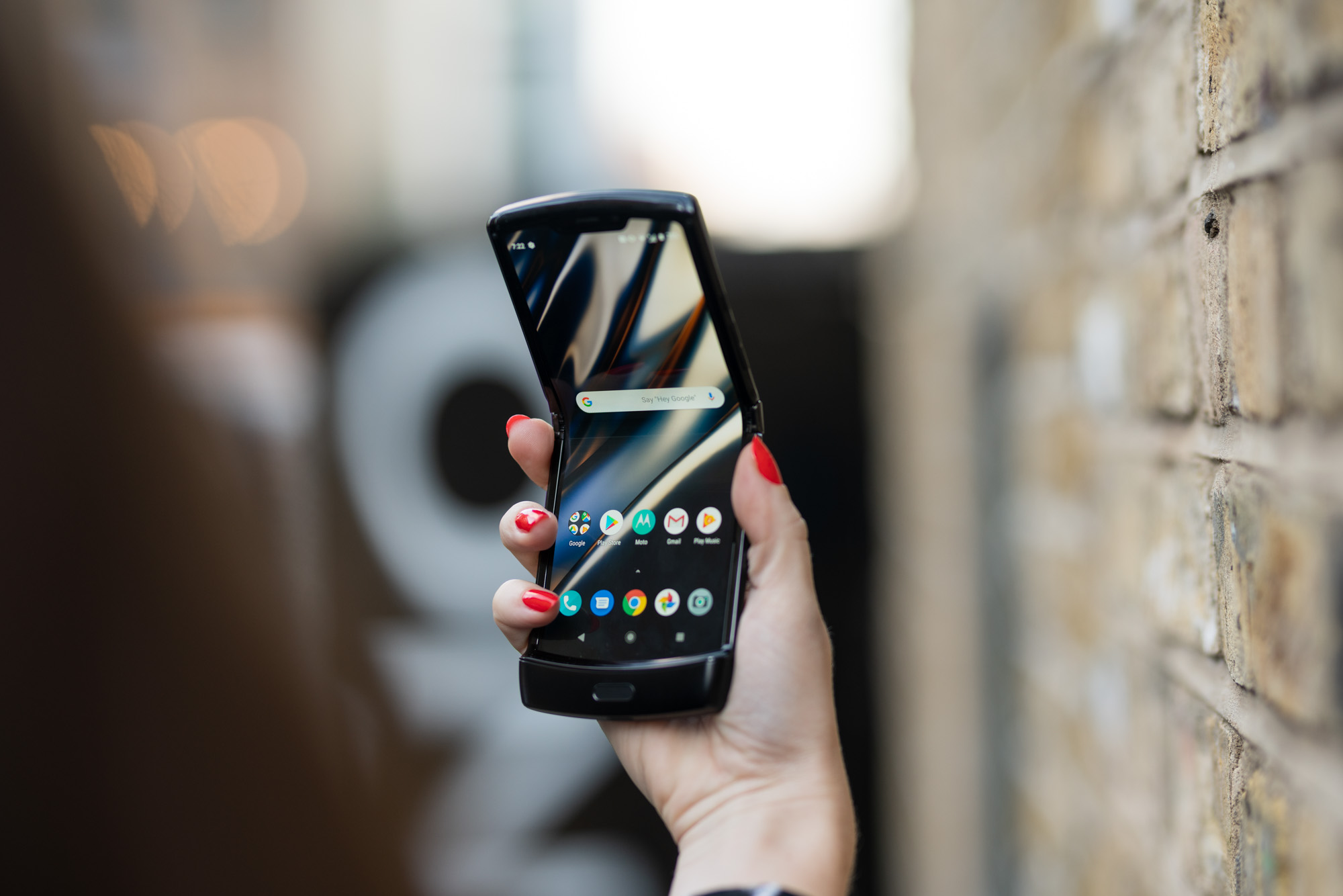 Motorola razr 2020 class="wp-image-1041290" title="Motorola Razr z klapką i składanym ekranem - pierwsze wrażenia" 