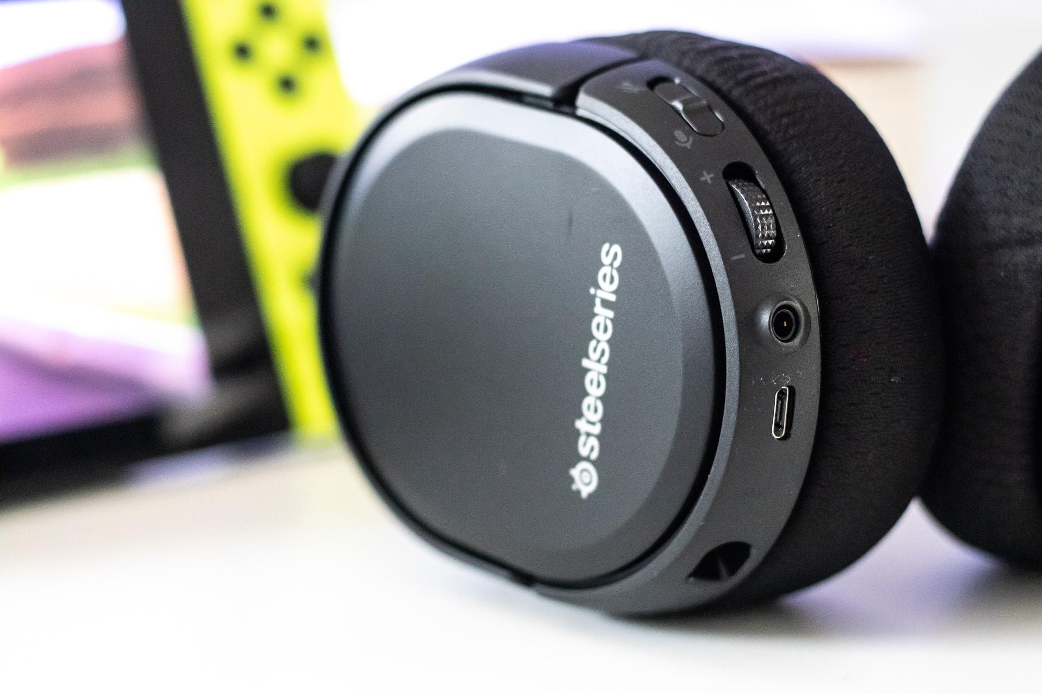  class="wp-image-1033670" title="SteelSeries Arctis 1 Wireless przyciski funkcyjne" 
