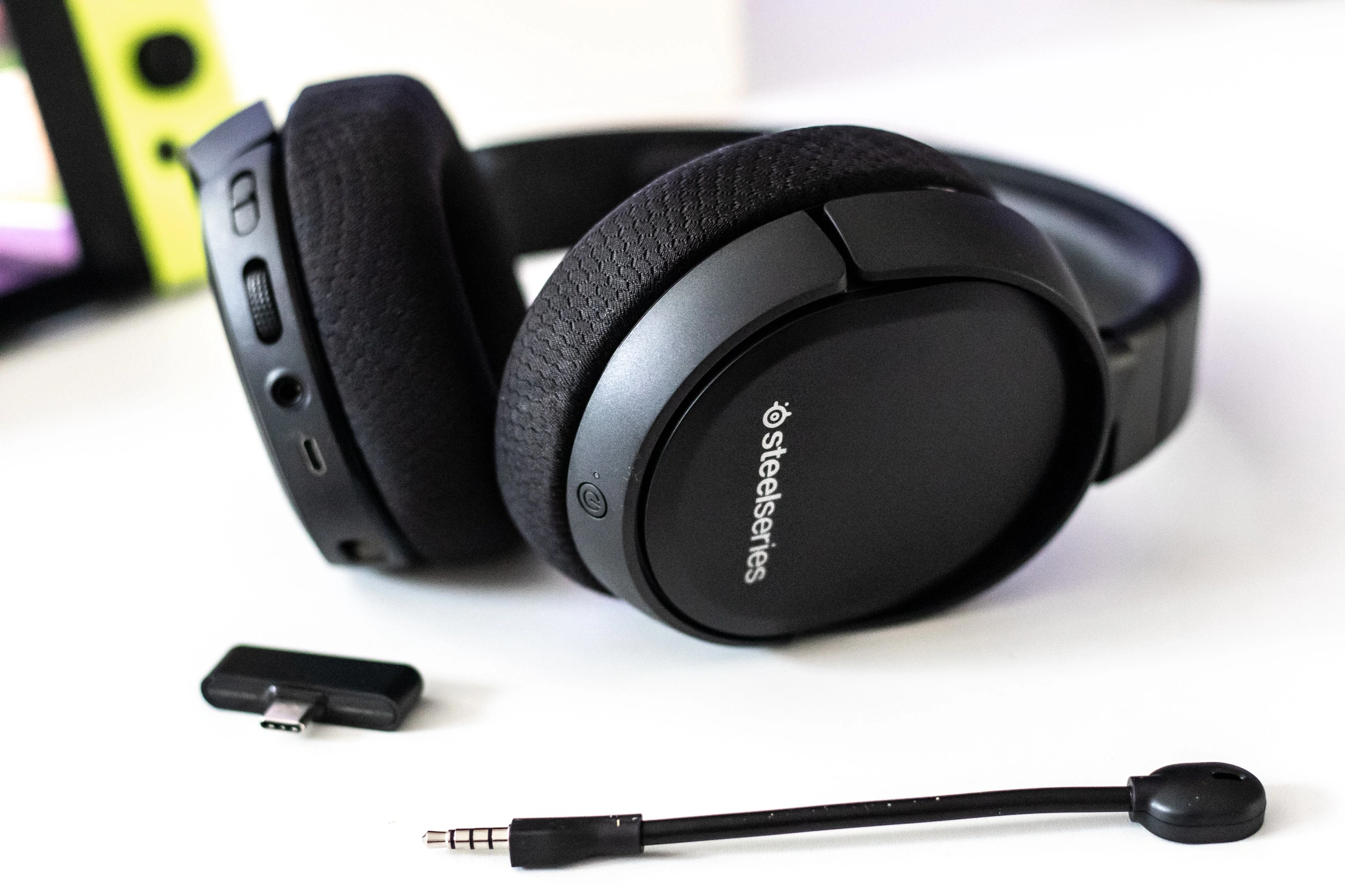 class="wp-image-1033682" title="SteelSeries Arctis 1 Wireless odłączany mikrofon"