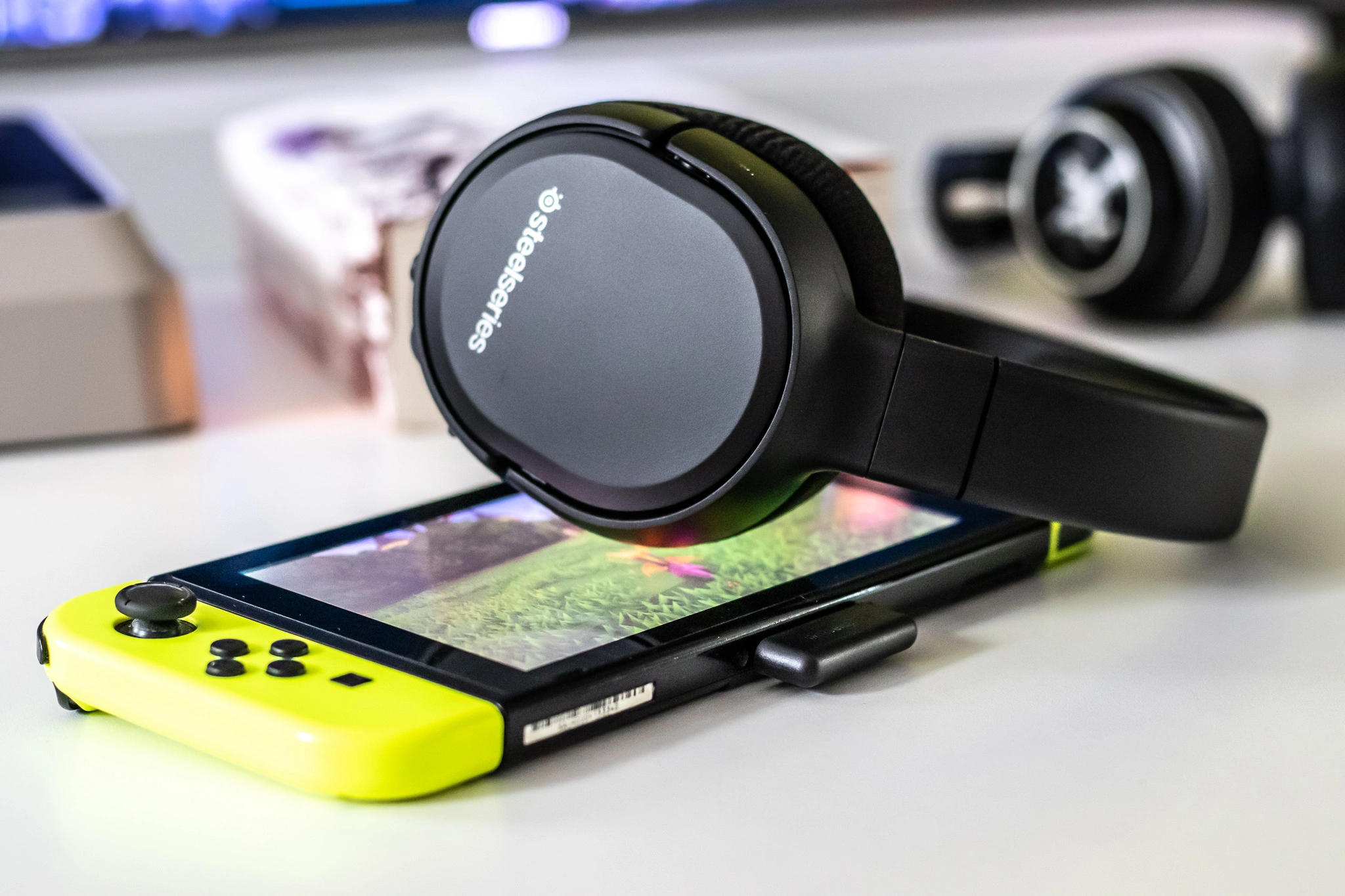 class="wp-image-1033643" title="SteelSeries Arctis 1 Wireless zawiasy"