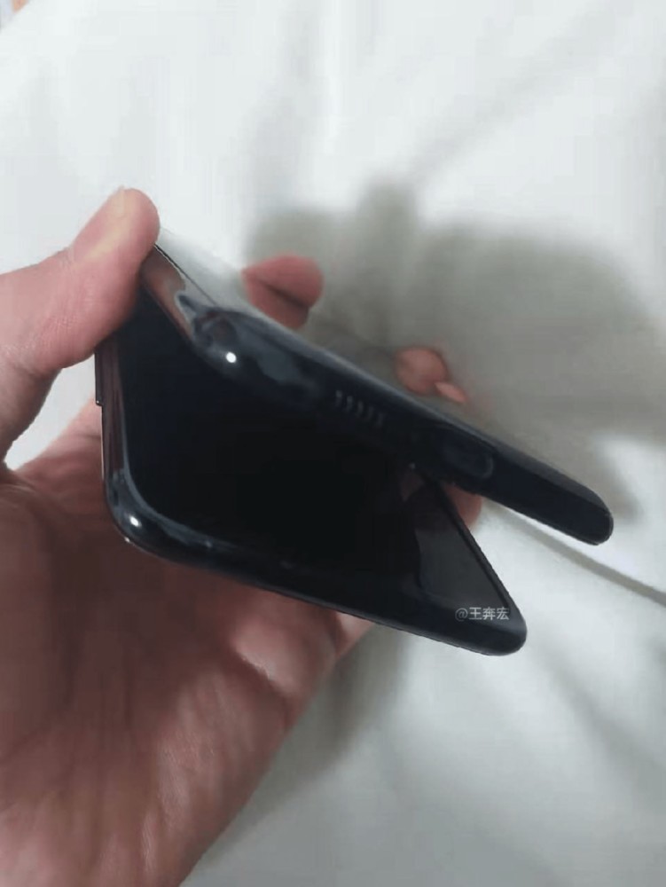 Samsung Galaxy Fold 2 (2020), fot. Ice universe, @UniverseIce, Twitter class="wp-image-1060789" 