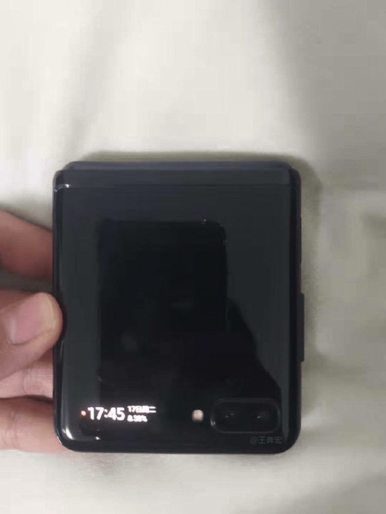 Samsung Galaxy Fold 2 (2020), fot. Ice universe, @UniverseIce, Twitter class="wp-image-1060777" 