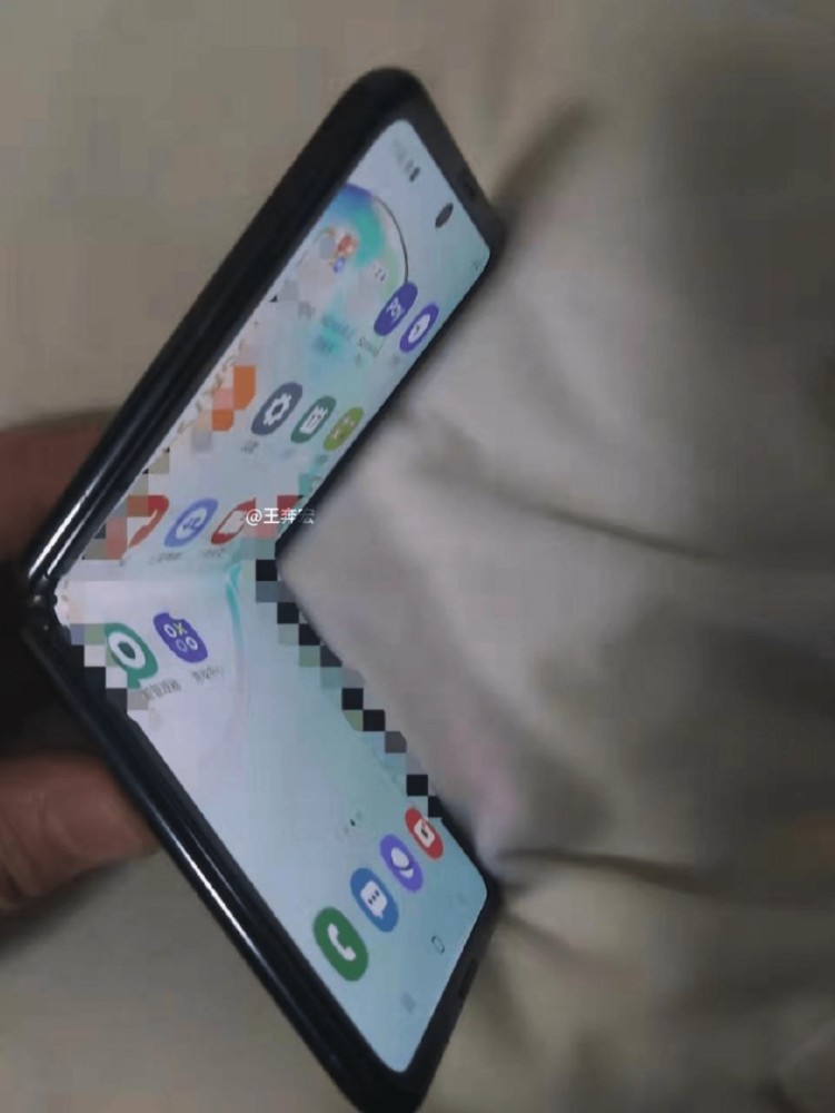 Samsung Galaxy Fold 2 (2020), fot. Ice universe, @UniverseIce, Twitter class="wp-image-1060786" 