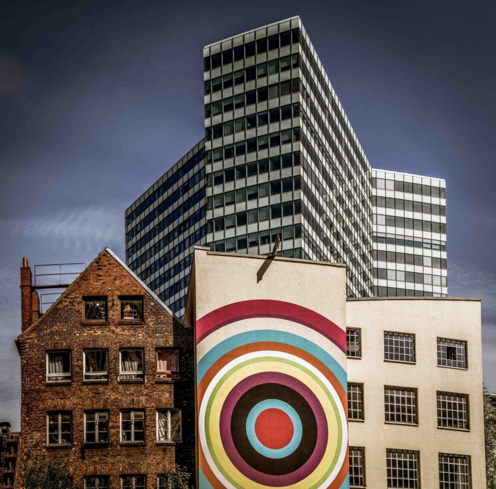 &quot;To zdjęcie pokazuje pokojowe współistnienie starej i nowej architektury. Budynki nie pasują do siebie, ale nie walczą ze sobą&quot;. Fot. Volker Sander class="wp-image-1083129" 