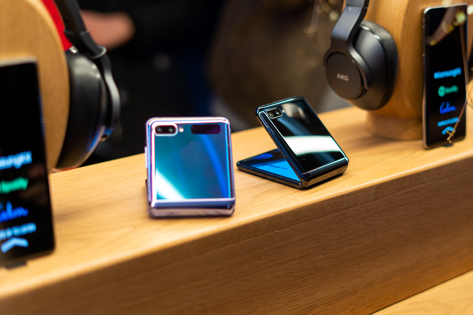 samsung galaxy z flip class="wp-image-1085763" 