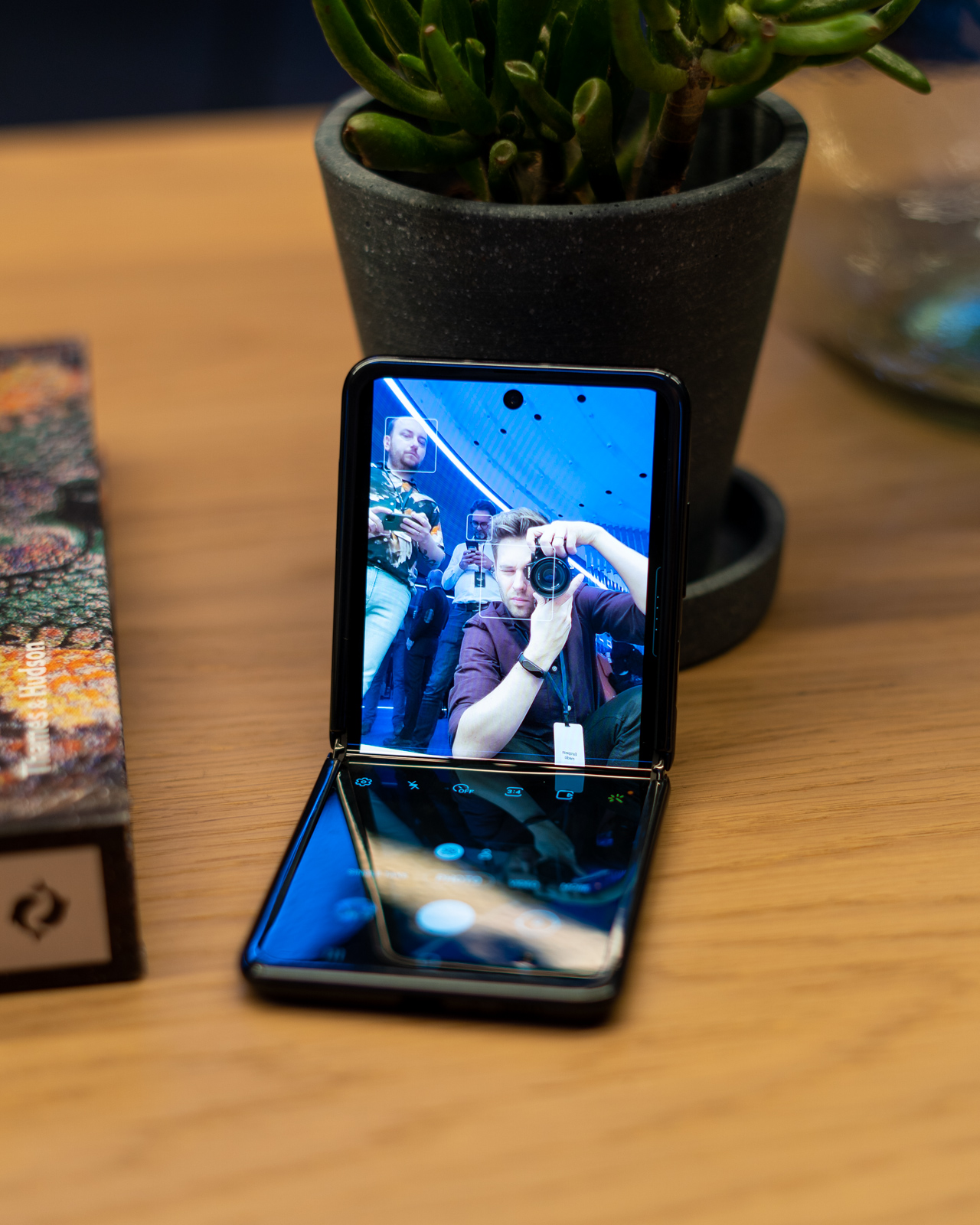 samsung galaxy z flip class="wp-image-1085790" 