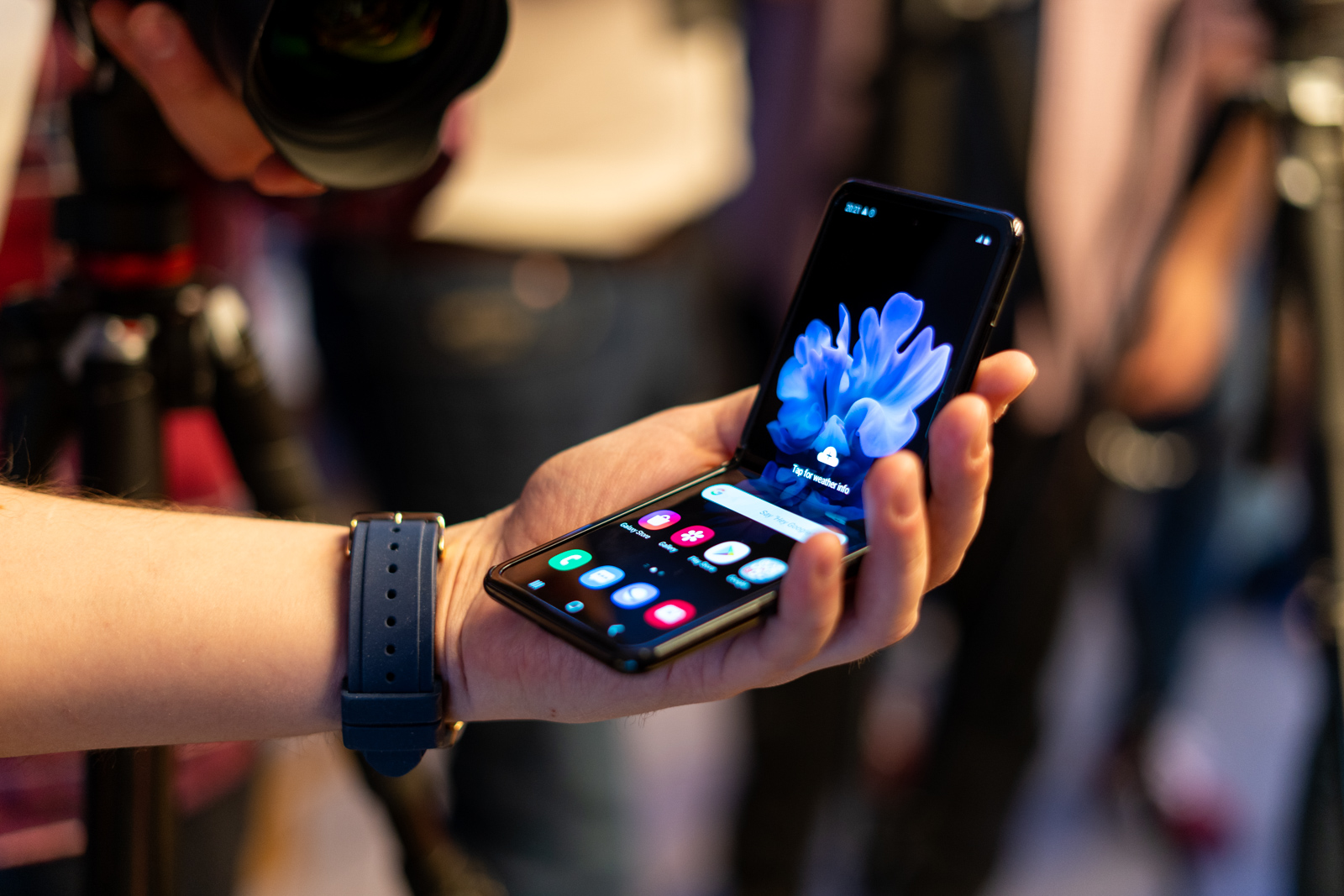 samsung galaxy z flip class="wp-image-1085769" 