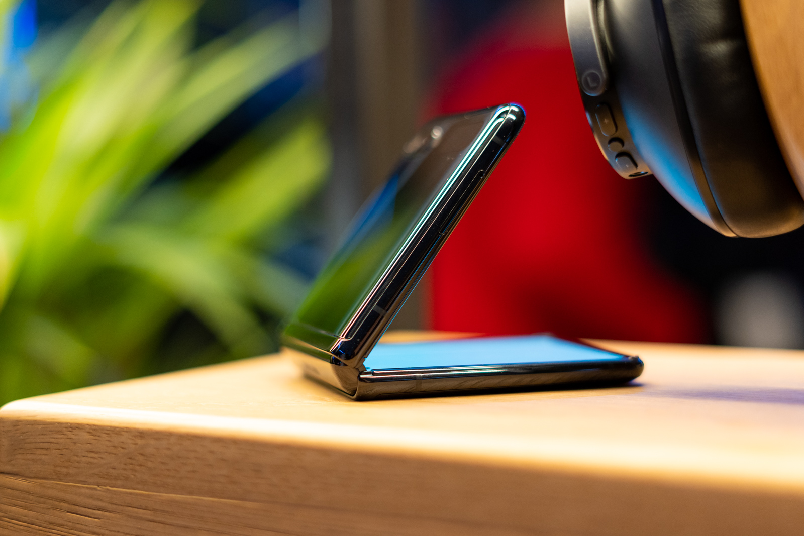 samsung galaxy z flip class="wp-image-1085778" 