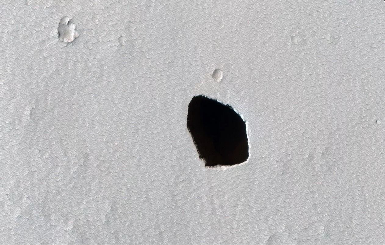 Marsjańska sonda odkryła głęboki i ciemny otwór w powierzchni Marsa