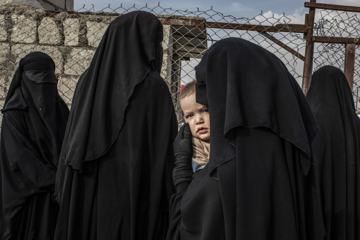 Fot. Alessio Mamo, "Russian Mother and her Child at Al-Hol Refugee Camp". 2. miejsce w kategorii General News class="wp-image-1128637"