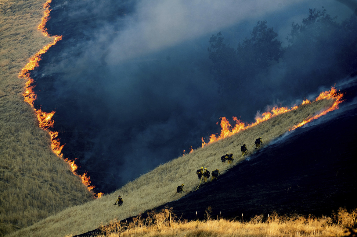 Fot. Noah Berger / Associated Press, "Battling the Marsh Fire". 2. miejsce w kategorii Environment class="wp-image-1128652"