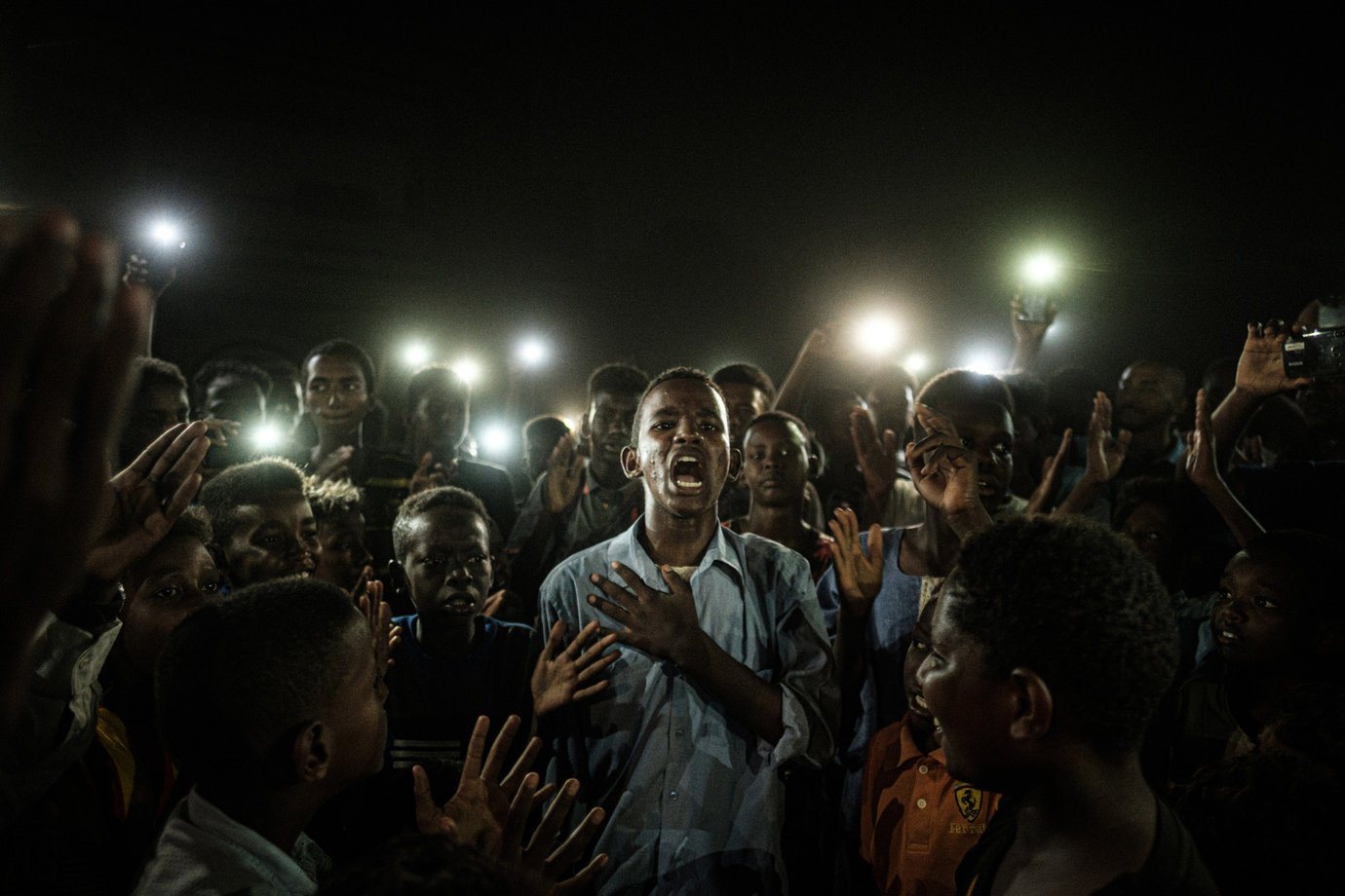 Fot. Yasuyoshi Chiba / Agence France Presse, "Straight Voice", World Press Photo of the Year 2020 class="wp-image-1128574"