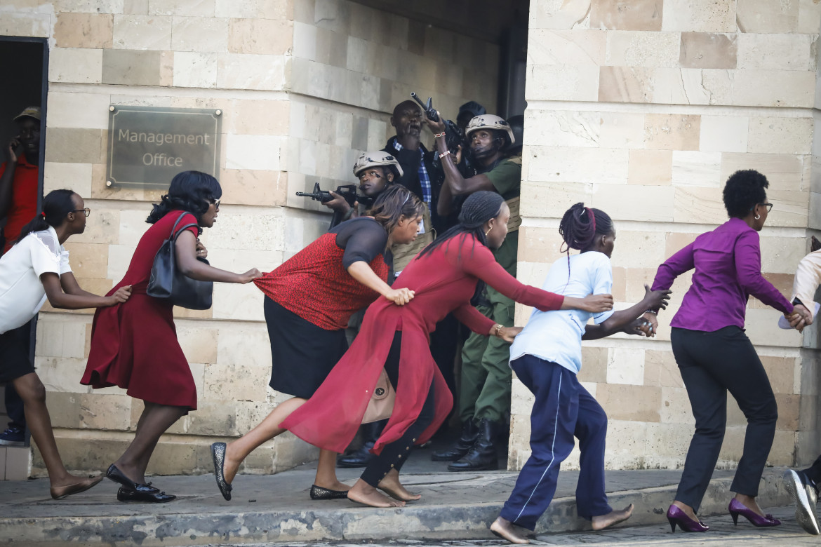 Fot. Dai Kurokawa / European Pressphoto Agency, "Nairobi DusitD2 Hotel Attack". 2. miejsce w kategorii Spot News class="wp-image-1128688"
